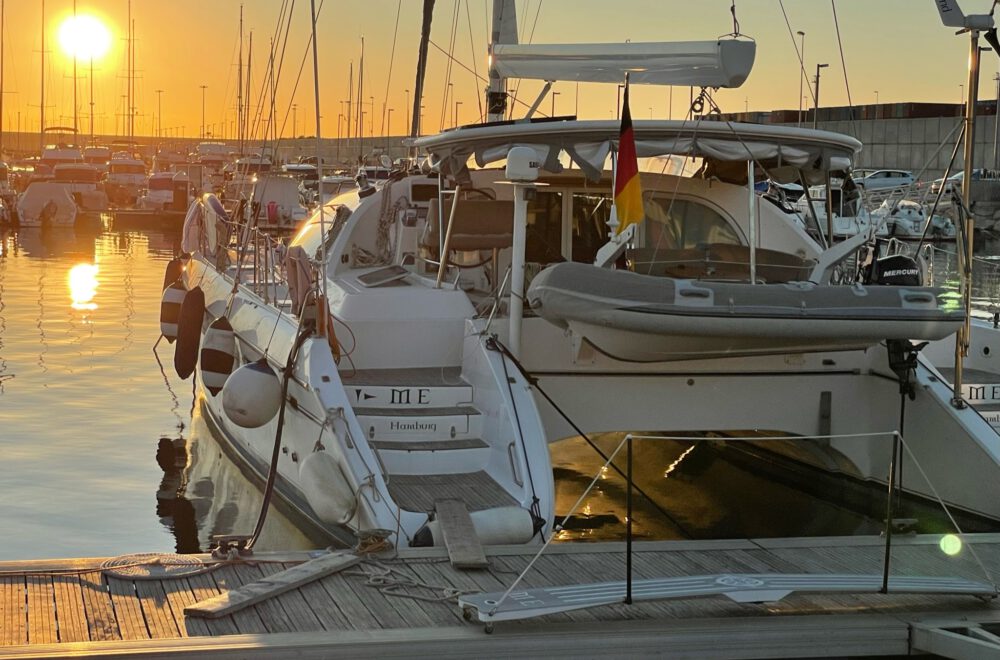 Katamaran ME im Hafen bei Sonnenuntergang